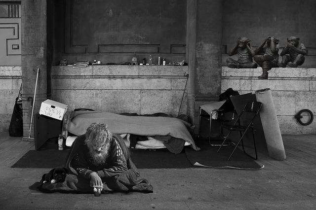 muž bezdomova na ulici