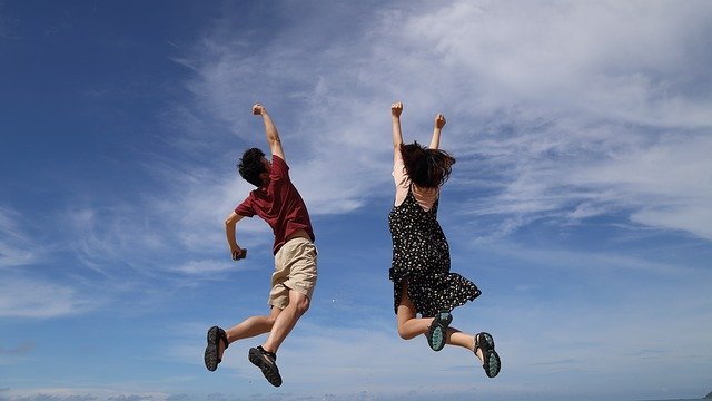 muž a žena při výskoku